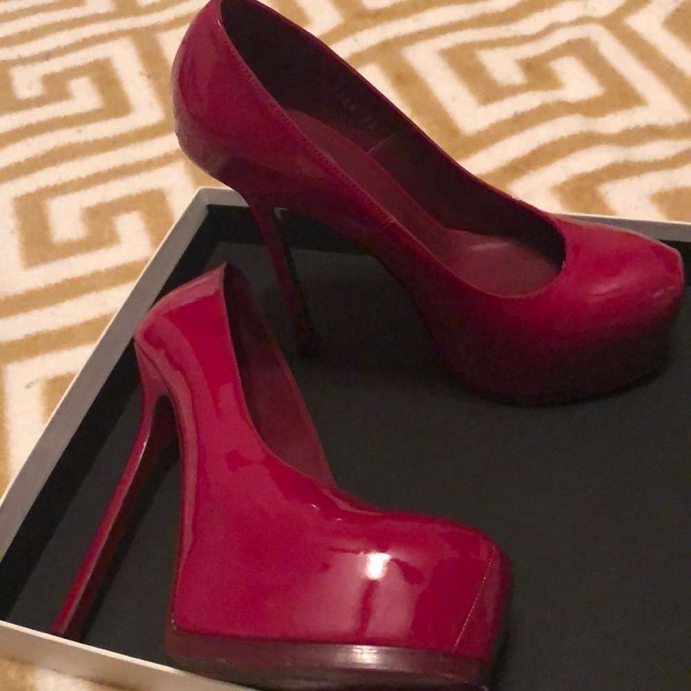 Red pumps
